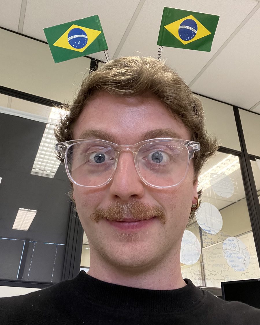 Selfie com tiara de bandeiras do Brasil