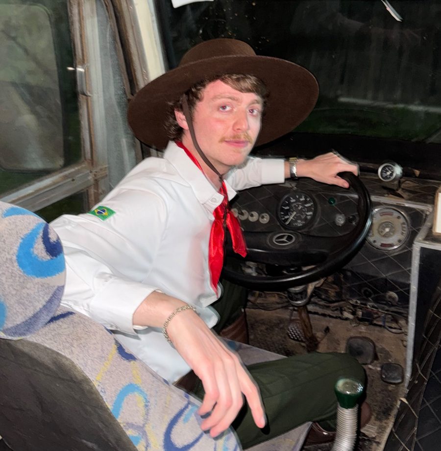 Gaúcho dirigindo um ônibus antigo