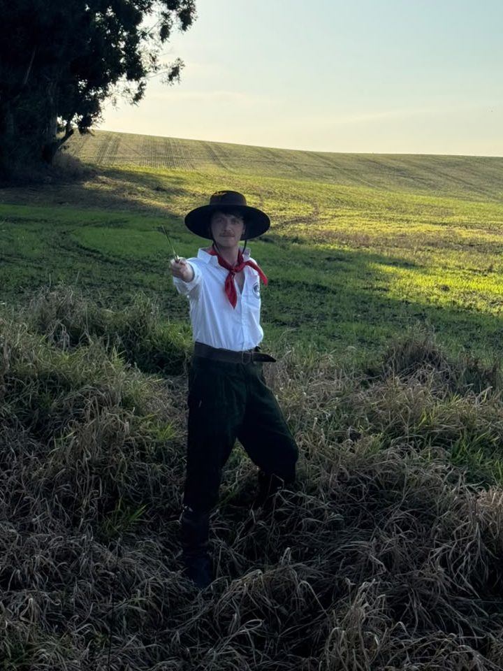 Gaúcho de bombacha e chapéu no campo
