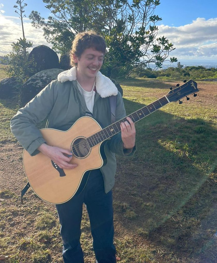Tocando violão no morro
